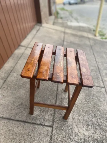 Banqueta Baixa Ripada em Madeira Maciça - Versátil