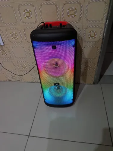 Caixa de som KTS com dois falantes de 8, Bluetooth e Rádio FM.