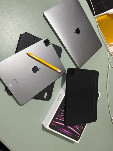 iPad Pro M2 + Magic Keyboard + Apple Pencil 2a ger. (c/ caixa e tudo, em perfeito estado)