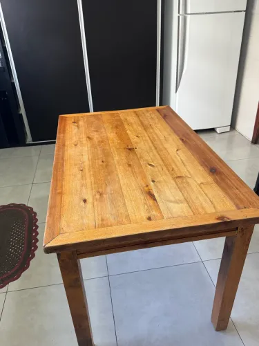 Mesa de madeira maciça