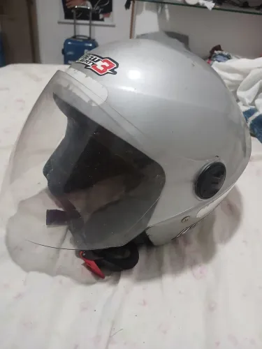 Capacete motociclista em muito bom estado