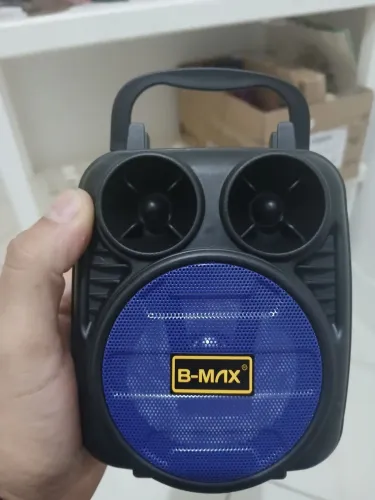 Vendo caixa de som pequena com som potente por apenas 50 reais. Ela é completamente nova.