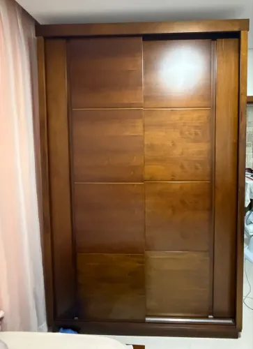 Móveis em madeira maciça para quarto