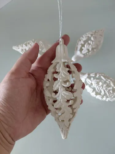 4 BOLAS DE NATAL BRANCAS VAZADAS