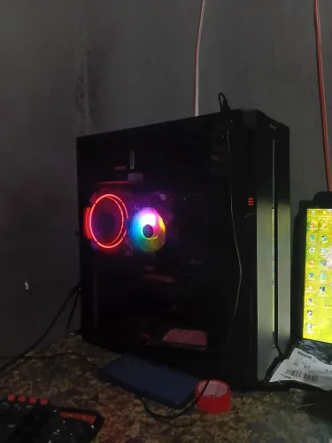 Pc com i7 4770 16gb de ram com 2 fans, funcionando perfeitamente.
