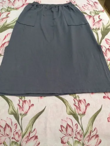 Saia feminina com bolsos frontal e fendas na lateral.