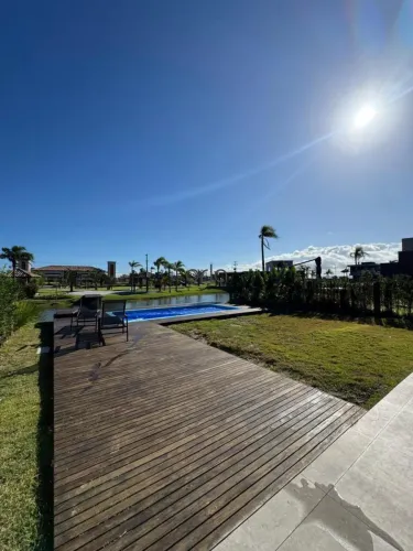 Casa mobiliada com piscina na beira do lago a venda no condomínio Riviera Xangri-lá - 173m