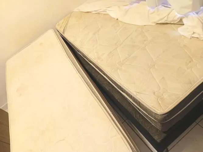 Vendo duas camas box de solteiro