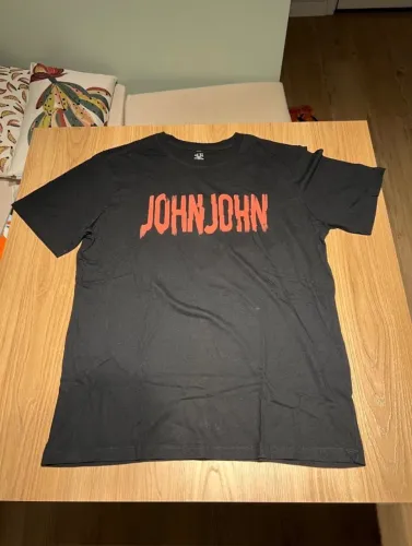 camiseta unisexx jhon jhon preto com logo vermelho