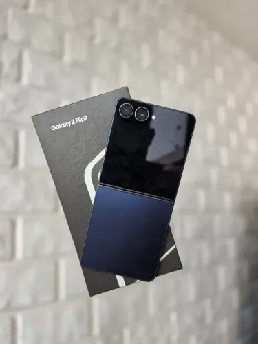 Galaxy Z Flip7 - Semi Novo - NEGOCIÁVEL. 