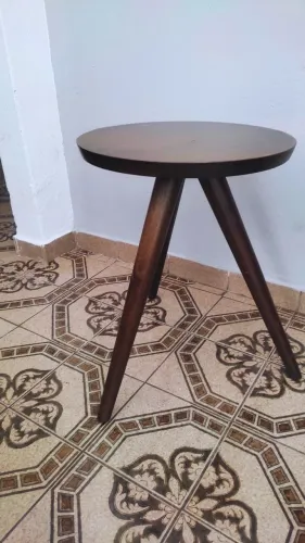 Mesa de madeira maciça, pés palito
