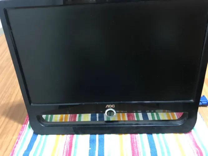 Aceito troca Monitor AOC + Cabos (VGA e Força) - Ótimo Estado