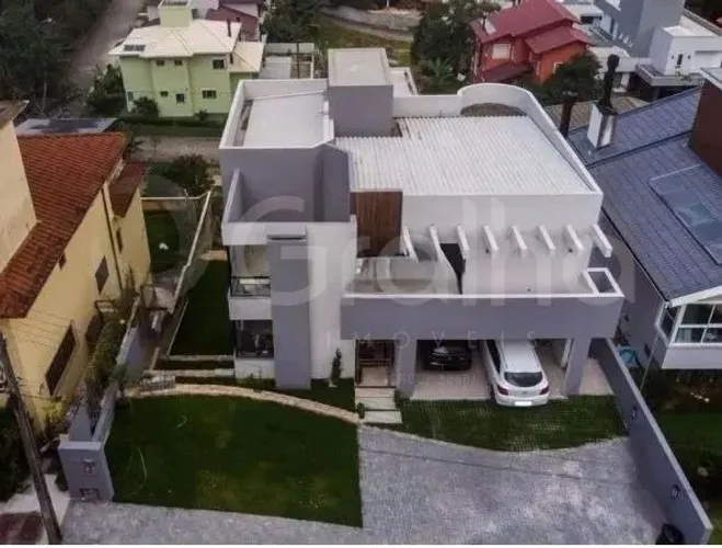 Casa Residencial de 200m² com 5 quartos na Carvoeira
