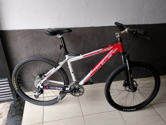 Bike Trek aro 26 Tam 17 deore rockshok em ótimo estado 27 vlc