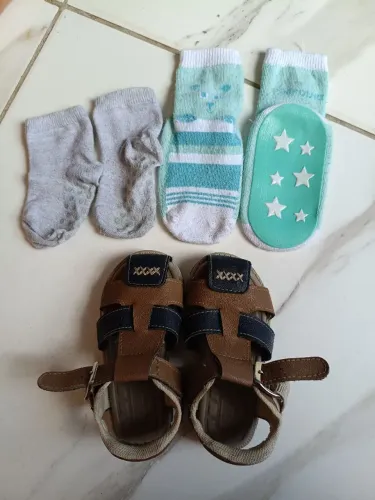 Conjunto sandália Tam 21 e dois pares de meias antiderrapantes