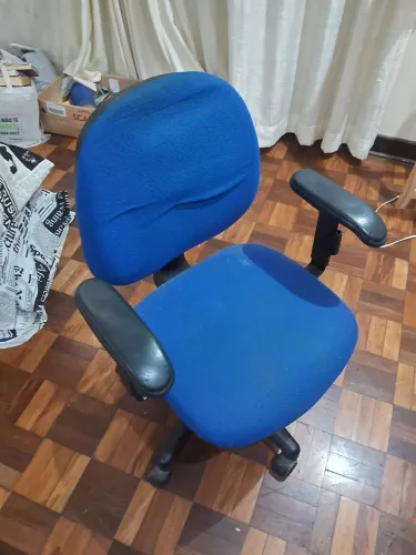 Cadeira de escritório giratória azul. Ajuste de altura com defeito.