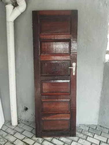 vendo porta de madeira de canela medindo 0.64  por 1.92 .retirada no bairro progresso em b