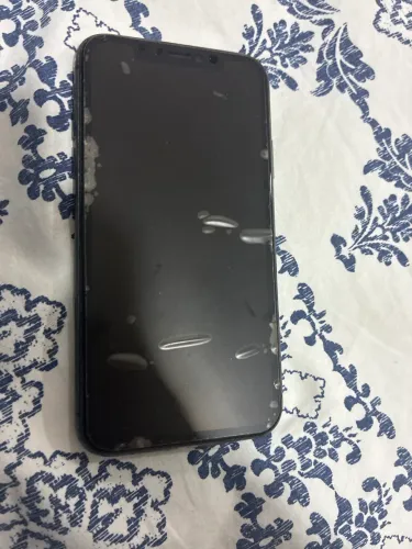 iPhone 11 64 Gb com alguns detalhes.