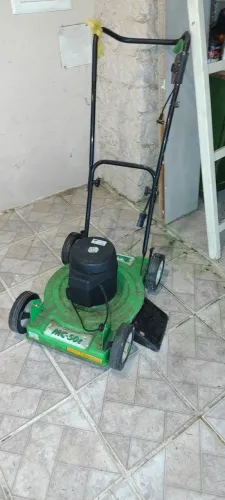 Máquina de cortar grama