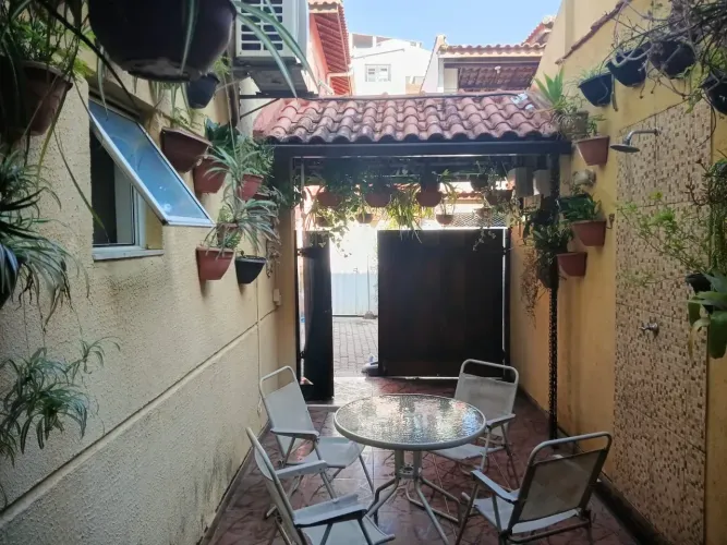 Casa duplex com 78 m² em condomínio fechado com placas solares e uma vaga