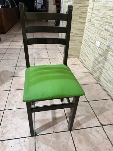 Vendo cadeira de madeira, acolchoada.
