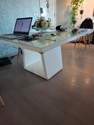 Mesa quadrada branca tampo de vidro 140cmx140cm