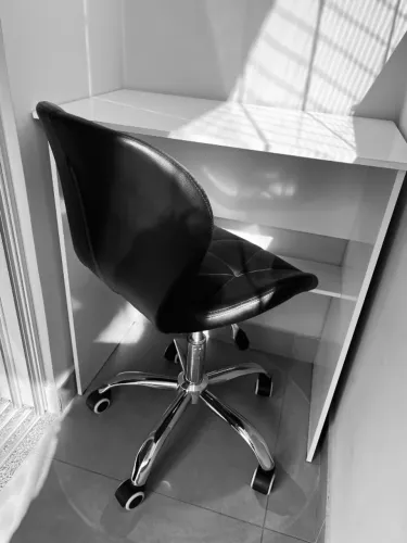 CONJUNTO MESA E CADEIRA ESCRITÓRIO