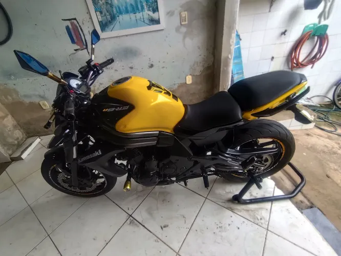 Vendo moto kawasaki er6n 650cc moto top revisado em meu nome nada pra fazer só pegar e and