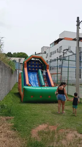 Vendo tobogã inflável 5M
