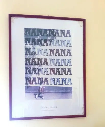 Quadro decorativo da coleção Bruwells EUA. Moldura em madeira e vidro