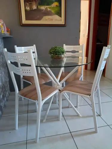 Mesa 4 lugares com tampo de vidro(USADA EXCELENTE)