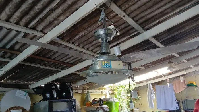 Ventilador de teto com controle remoto.