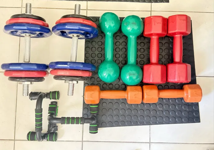 Halteres emborrachados musculação 