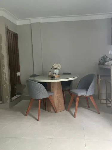 Vendo mesa em mdf projetada com tampo de vidro !