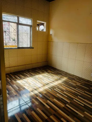 Kitnet funcional: quarto, sala/cozinha conjugada e banheiro