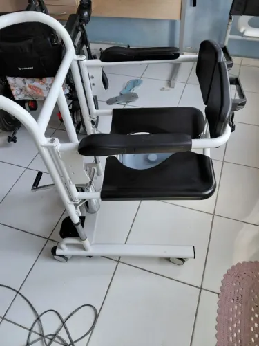 Cadeira de transferência hidráulica com comadre