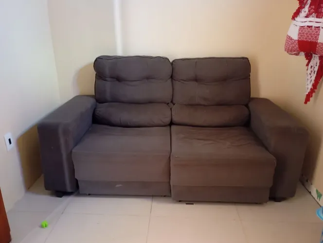 Sofá cama retrátil para sala usado mas bem conservado