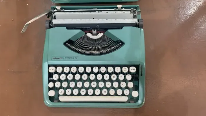 máquina de escrever olivetti lettera 82