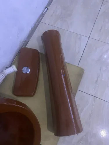 Pia pra banheiro, e um vaso sanitário em boas condições