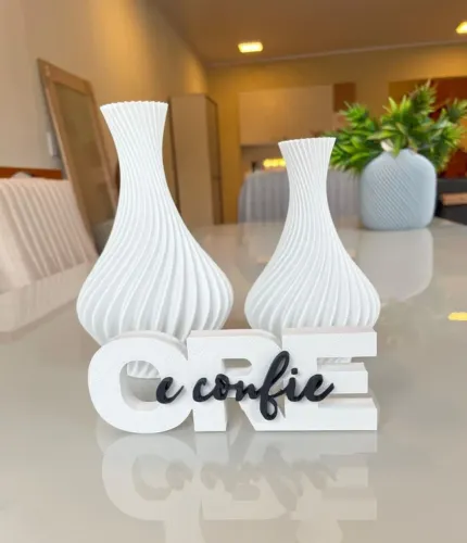 Kit Decorativo 2 Vasos Espirais + Frase Ore e Confie Impressão 3D