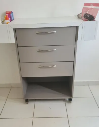 Vendo móvel de apoio para esteticista ou salão de Beleza valor de R$ 250,00. 