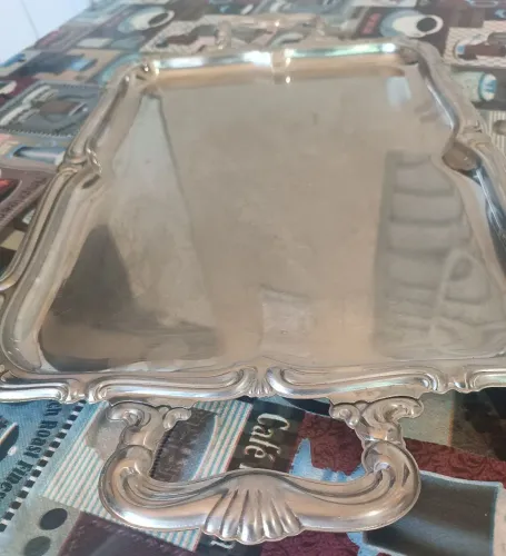 Bandeja prateada mede 40cm de bandeja e 53 cm de alça a alça ,bem pesada de 1960 raridade
