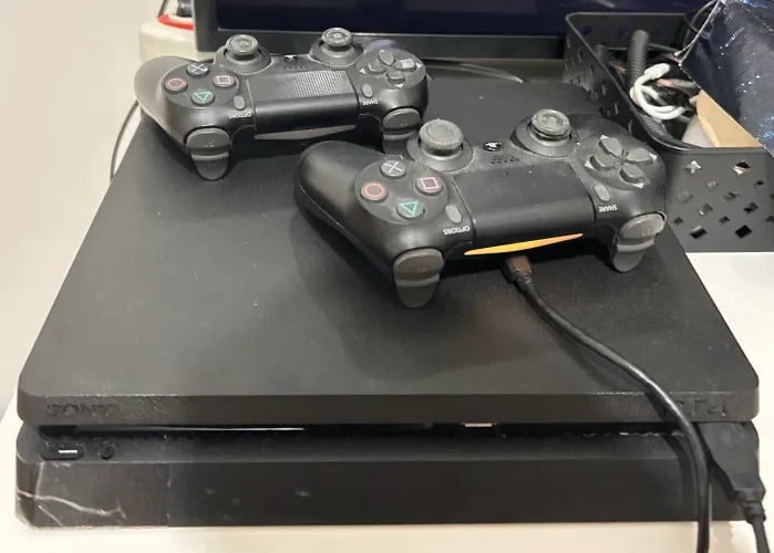 PS4 Slim 1TB com 2 controles e capa