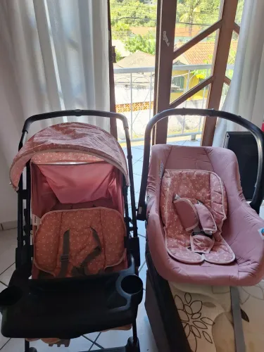 Carrinho de passeio e bebê conforto Tutti Baby,