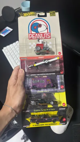 Set 5 Hot Wheels Premium temáticos - pop culture 