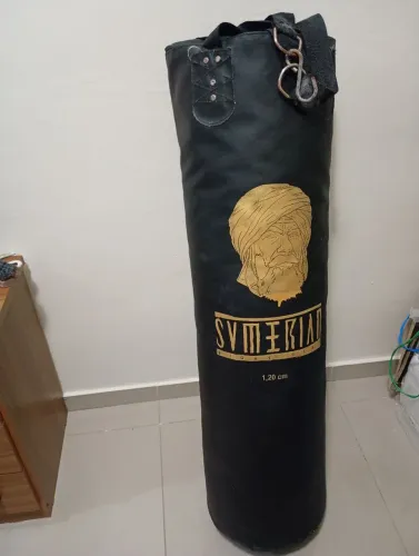 Vendo um saco de boxe com suporte.