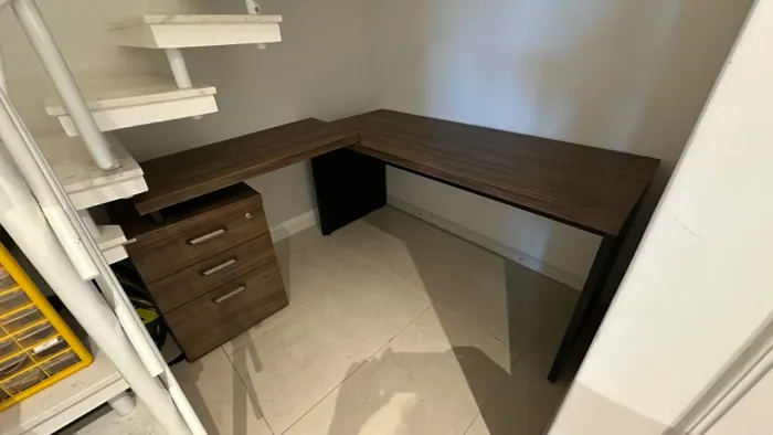 Mesa de escritório em L da escritolândia