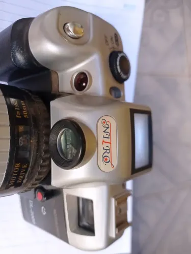 Máquina fotográfica com lente de aumento 