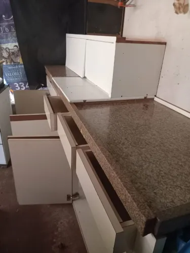 Armário com bancada de mármore com pia