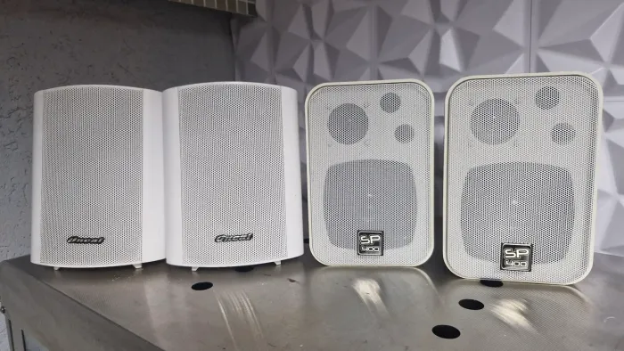 **Caixas de som ambiente - marcas SP 400 e Oneil**
